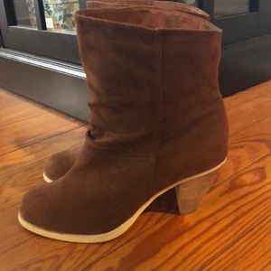 Gabriella Rocha brown suede boots — size 8.